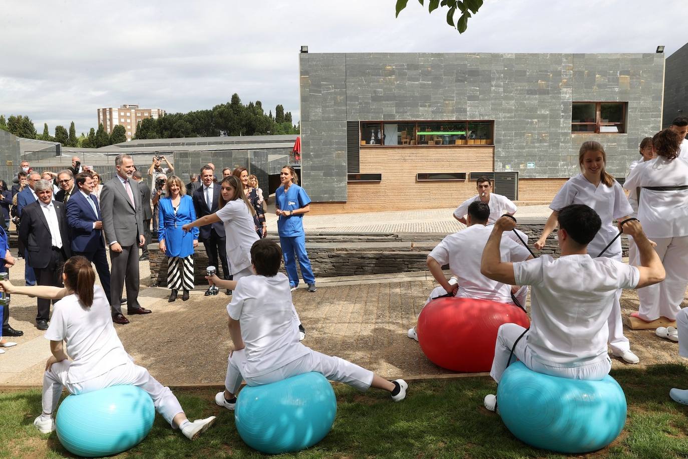 El rey Felipe VI recibió hoy un caluroso baño de multitudes en su visita a Ponferrada, donde cientos de personas se agolparon en la plaza del Ayuntamiento para saludar al monarca a su entrada al Consistorio. Entre aplausos y vivas a la Corona y acompañado, entre otros, por el ministro de Universidades, Joan Subirats, y por el presidente de la Junta, Alfonso Fernández Mañueco, Felipe VI se acercó a estrechar las manos de los congregados antes de estampar su rúbrica en el Libro de Honor del Consistorio. Estas son las fotos inéditas de la visita, las realizadas por el fotógrafo de la Casa Real. 