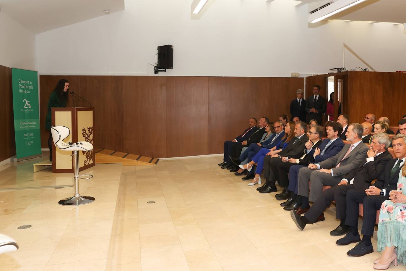 El rey Felipe VI recibió hoy un caluroso baño de multitudes en su visita a Ponferrada, donde cientos de personas se agolparon en la plaza del Ayuntamiento para saludar al monarca a su entrada al Consistorio. Entre aplausos y vivas a la Corona y acompañado, entre otros, por el ministro de Universidades, Joan Subirats, y por el presidente de la Junta, Alfonso Fernández Mañueco, Felipe VI se acercó a estrechar las manos de los congregados antes de estampar su rúbrica en el Libro de Honor del Consistorio. Estas son las fotos inéditas de la visita, las realizadas por el fotógrafo de la Casa Real. 