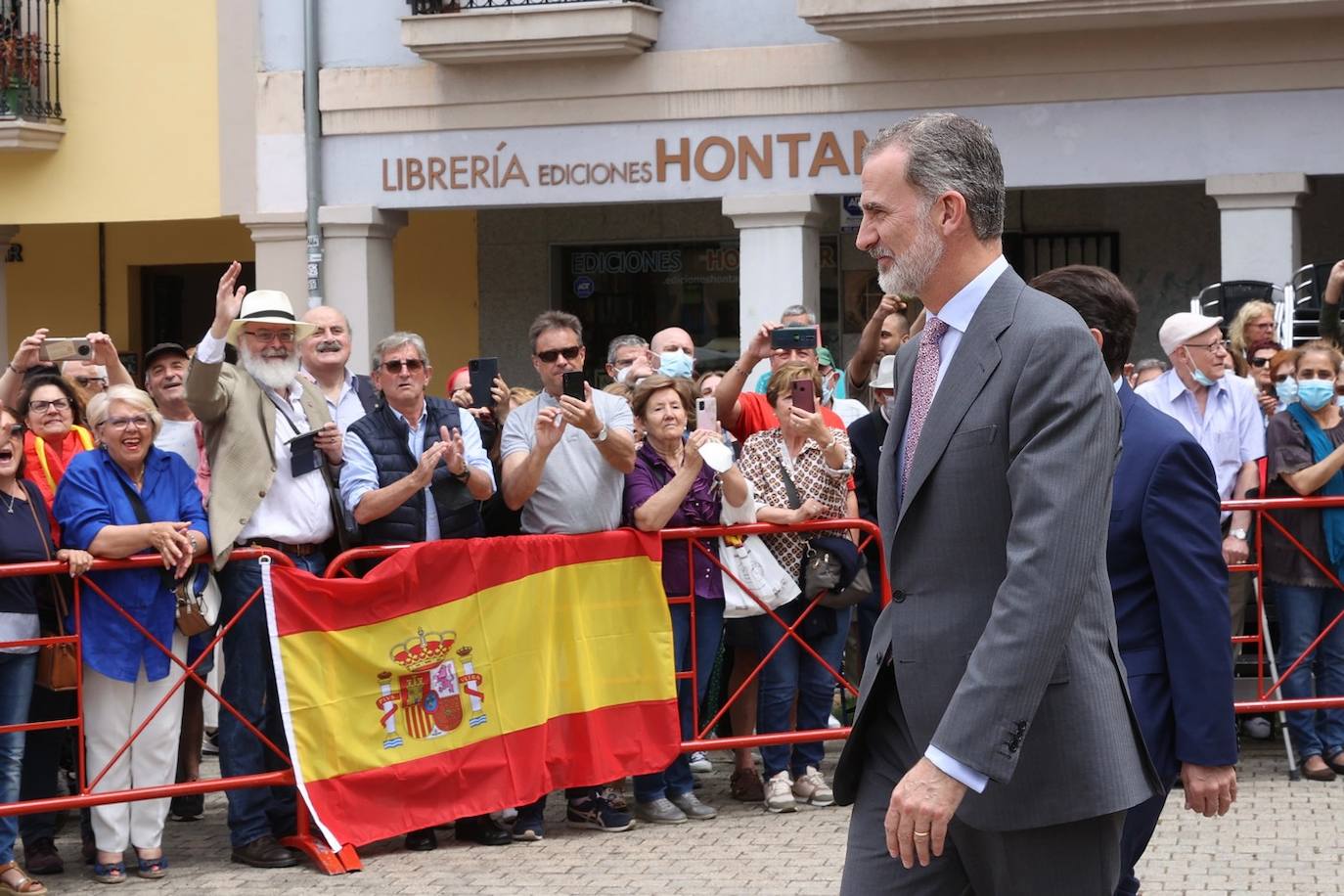 El rey Felipe VI recibió hoy un caluroso baño de multitudes en su visita a Ponferrada, donde cientos de personas se agolparon en la plaza del Ayuntamiento para saludar al monarca a su entrada al Consistorio. Entre aplausos y vivas a la Corona y acompañado, entre otros, por el ministro de Universidades, Joan Subirats, y por el presidente de la Junta, Alfonso Fernández Mañueco, Felipe VI se acercó a estrechar las manos de los congregados antes de estampar su rúbrica en el Libro de Honor del Consistorio. Estas son las fotos inéditas de la visita, las realizadas por el fotógrafo de la Casa Real. 