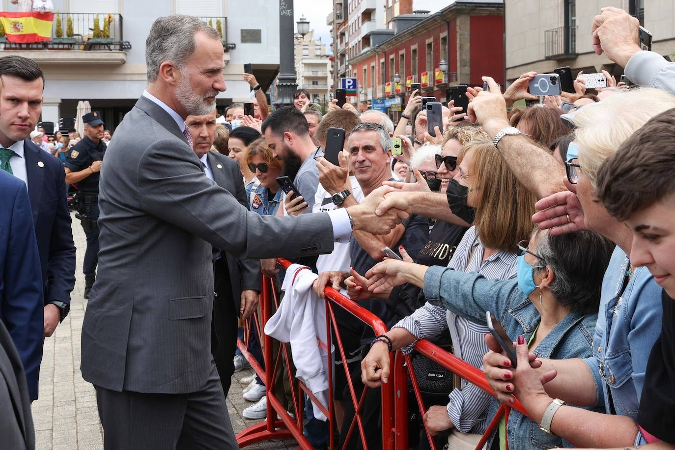 El rey Felipe VI recibió hoy un caluroso baño de multitudes en su visita a Ponferrada, donde cientos de personas se agolparon en la plaza del Ayuntamiento para saludar al monarca a su entrada al Consistorio. Entre aplausos y vivas a la Corona y acompañado, entre otros, por el ministro de Universidades, Joan Subirats, y por el presidente de la Junta, Alfonso Fernández Mañueco, Felipe VI se acercó a estrechar las manos de los congregados antes de estampar su rúbrica en el Libro de Honor del Consistorio. Estas son las fotos inéditas de la visita, las realizadas por el fotógrafo de la Casa Real. 