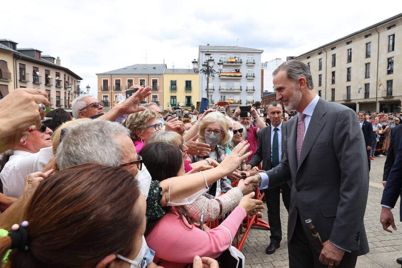 El rey Felipe VI recibió hoy un caluroso baño de multitudes en su visita a Ponferrada, donde cientos de personas se agolparon en la plaza del Ayuntamiento para saludar al monarca a su entrada al Consistorio. Entre aplausos y vivas a la Corona y acompañado, entre otros, por el ministro de Universidades, Joan Subirats, y por el presidente de la Junta, Alfonso Fernández Mañueco, Felipe VI se acercó a estrechar las manos de los congregados antes de estampar su rúbrica en el Libro de Honor del Consistorio. Estas son las fotos inéditas de la visita, las realizadas por el fotógrafo de la Casa Real. 