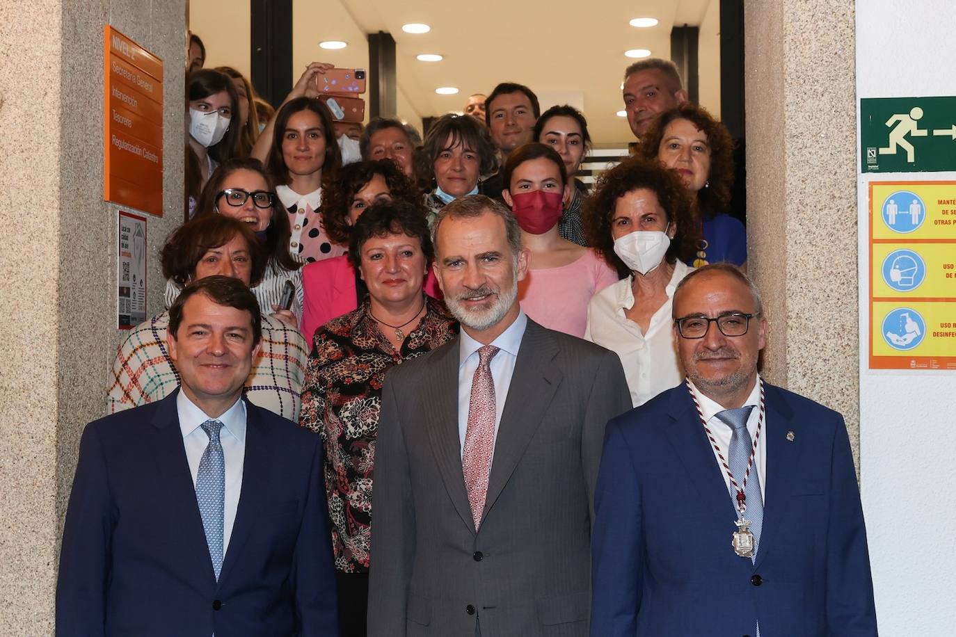 El rey Felipe VI recibió hoy un caluroso baño de multitudes en su visita a Ponferrada, donde cientos de personas se agolparon en la plaza del Ayuntamiento para saludar al monarca a su entrada al Consistorio. Entre aplausos y vivas a la Corona y acompañado, entre otros, por el ministro de Universidades, Joan Subirats, y por el presidente de la Junta, Alfonso Fernández Mañueco, Felipe VI se acercó a estrechar las manos de los congregados antes de estampar su rúbrica en el Libro de Honor del Consistorio. Estas son las fotos inéditas de la visita, las realizadas por el fotógrafo de la Casa Real. 
