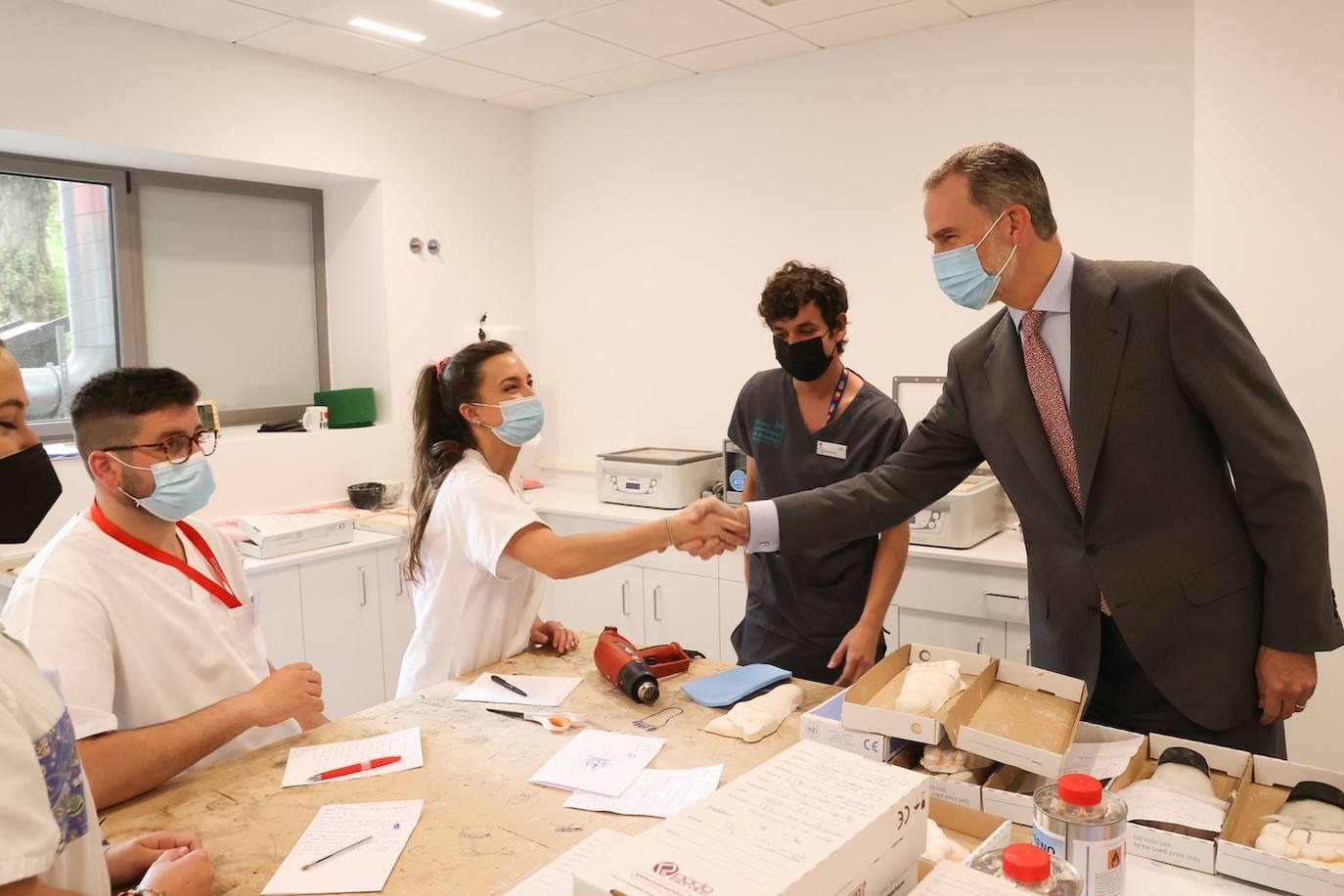 El rey Felipe VI recibió hoy un caluroso baño de multitudes en su visita a Ponferrada, donde cientos de personas se agolparon en la plaza del Ayuntamiento para saludar al monarca a su entrada al Consistorio. Entre aplausos y vivas a la Corona y acompañado, entre otros, por el ministro de Universidades, Joan Subirats, y por el presidente de la Junta, Alfonso Fernández Mañueco, Felipe VI se acercó a estrechar las manos de los congregados antes de estampar su rúbrica en el Libro de Honor del Consistorio. Estas son las fotos inéditas de la visita, las realizadas por el fotógrafo de la Casa Real. 