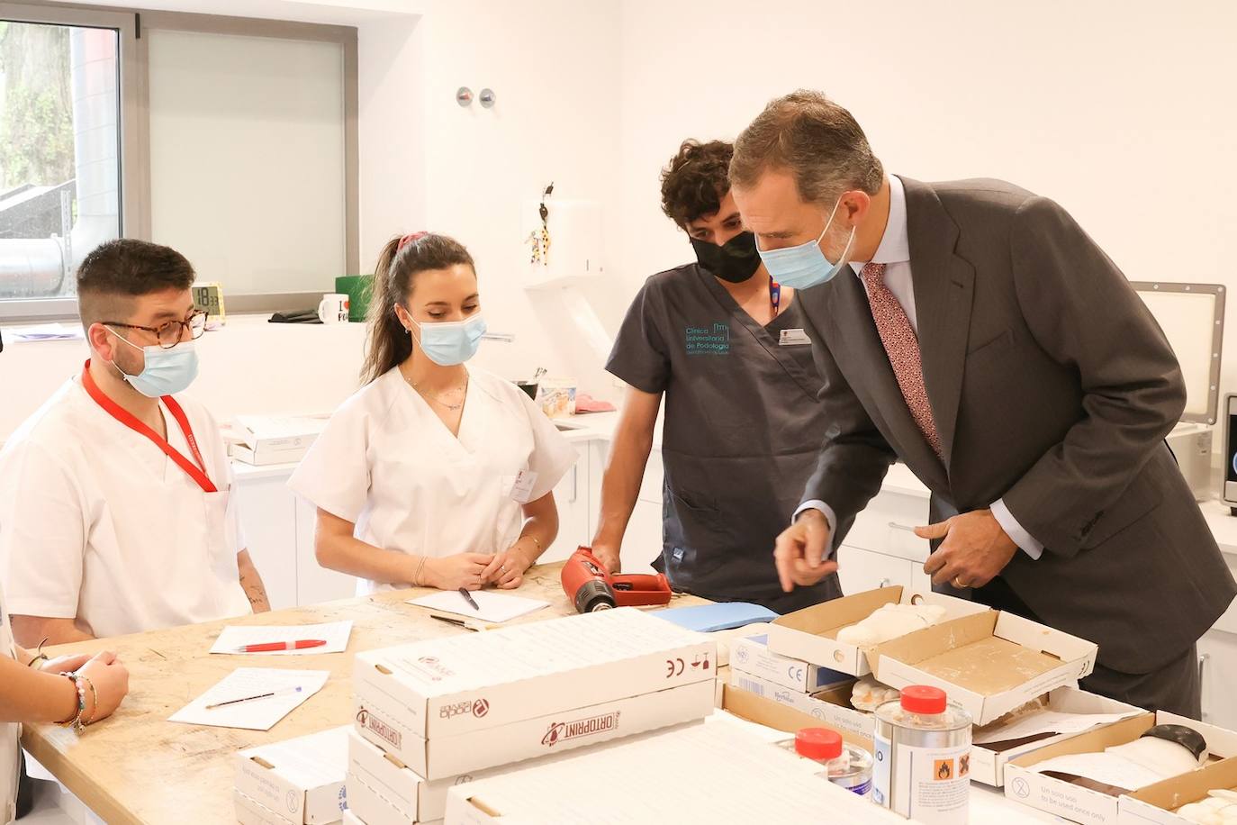 El rey Felipe VI recibió hoy un caluroso baño de multitudes en su visita a Ponferrada, donde cientos de personas se agolparon en la plaza del Ayuntamiento para saludar al monarca a su entrada al Consistorio. Entre aplausos y vivas a la Corona y acompañado, entre otros, por el ministro de Universidades, Joan Subirats, y por el presidente de la Junta, Alfonso Fernández Mañueco, Felipe VI se acercó a estrechar las manos de los congregados antes de estampar su rúbrica en el Libro de Honor del Consistorio. Estas son las fotos inéditas de la visita, las realizadas por el fotógrafo de la Casa Real. 