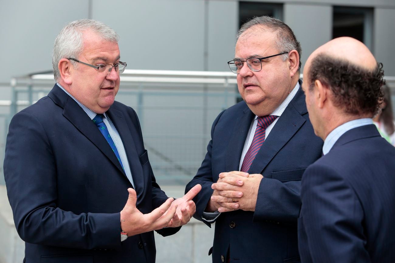 El consejero de Sanidad, Alejandro Vázquez, asiste a la presentación del nuevo director gerente del Complejo Asistencial Universitario de León, Alfonso Rodríguez-Hevia. 