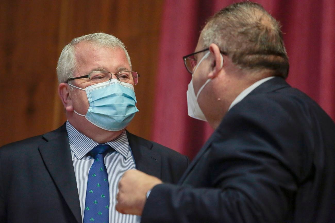 El consejero de Sanidad, Alejandro Vázquez, asiste a la presentación del nuevo director gerente del Complejo Asistencial Universitario de León, Alfonso Rodríguez-Hevia. 