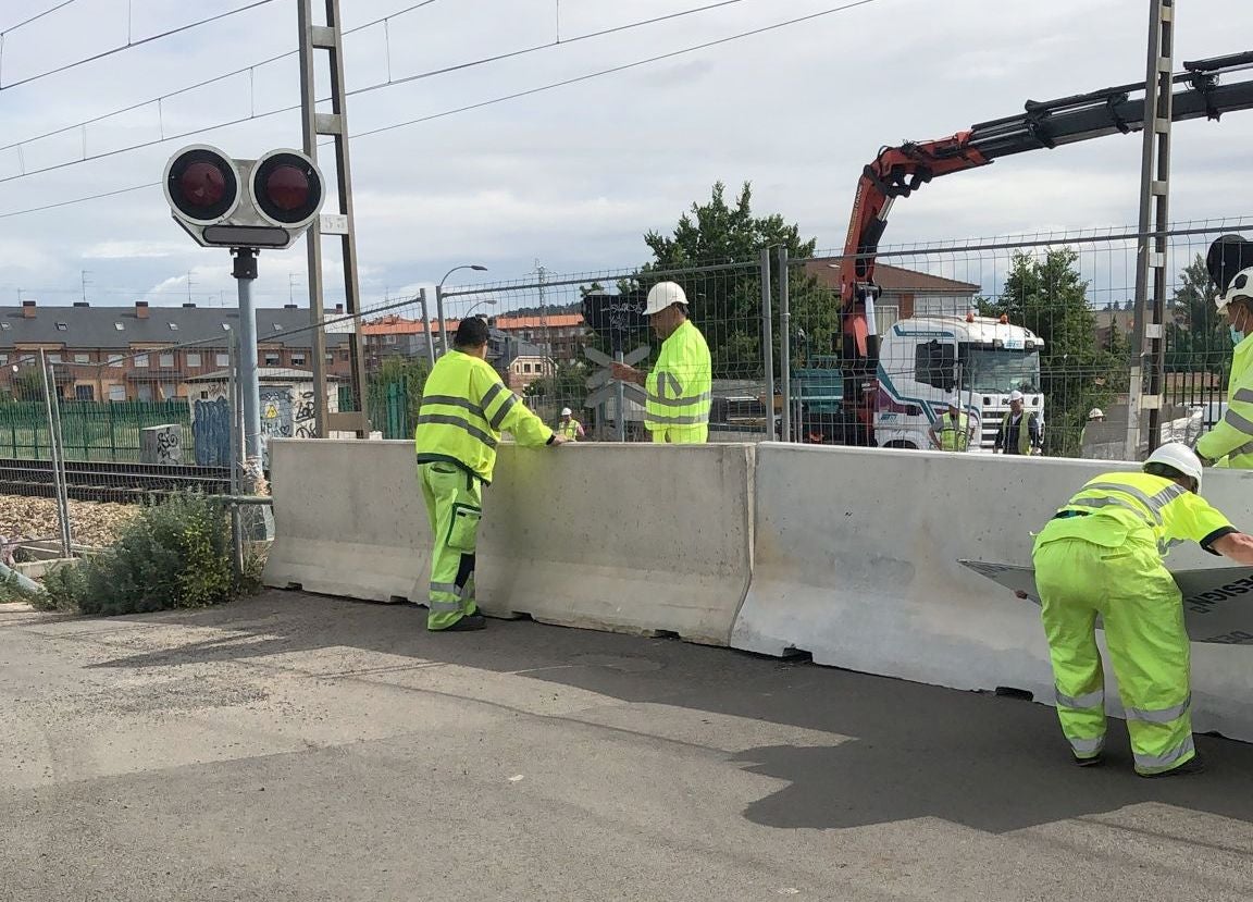 La no integración ferroviaria de San Andrés acaba en bloques de hormigón y cierre de pasos a nivel. Adif cierra los pasos a nivel para vehículos y peatones con bloques de cemento y vallas en los pasos a nivel para vehículos y peatones de las calles El Viento, La Pontona y Camino Pradillo. La medida impide a los vecinos el acceso directo al CRE desde el área de Espacio León y cierra el camino a Villabalter. 