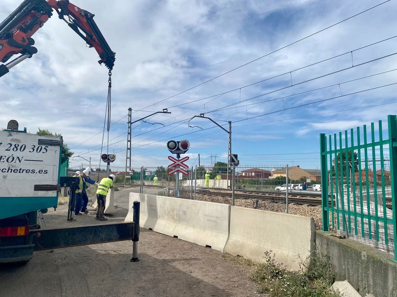 La no integración ferroviaria de San Andrés acaba en bloques de hormigón y cierre de pasos a nivel. Adif cierra los pasos a nivel para vehículos y peatones con bloques de cemento y vallas en los pasos a nivel para vehículos y peatones de las calles El Viento, La Pontona y Camino Pradillo. La medida impide a los vecinos el acceso directo al CRE desde el área de Espacio León y cierra el camino a Villabalter. 