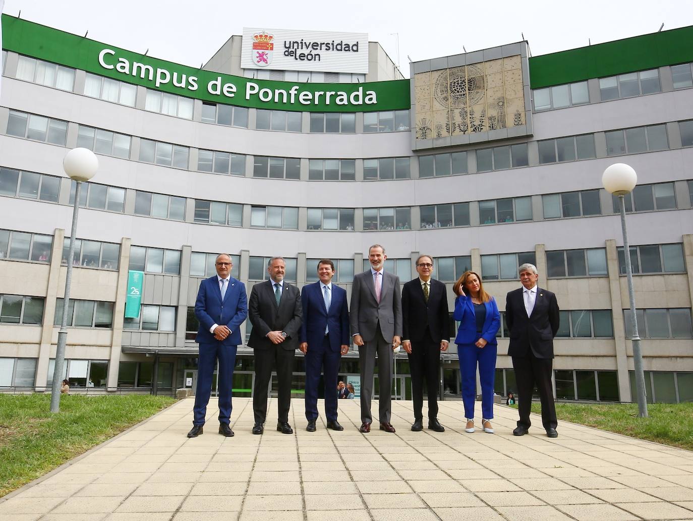 Felipe VI revivindica a El Bierzo en una visita histórica. El monarca llega a la capital del Bierzo 25 años después de que pisara la misma tierra como príncipe. El rey preside el acto de clausura del XXV Aniversario del Campus de Ponferrada de la Universidad de León.