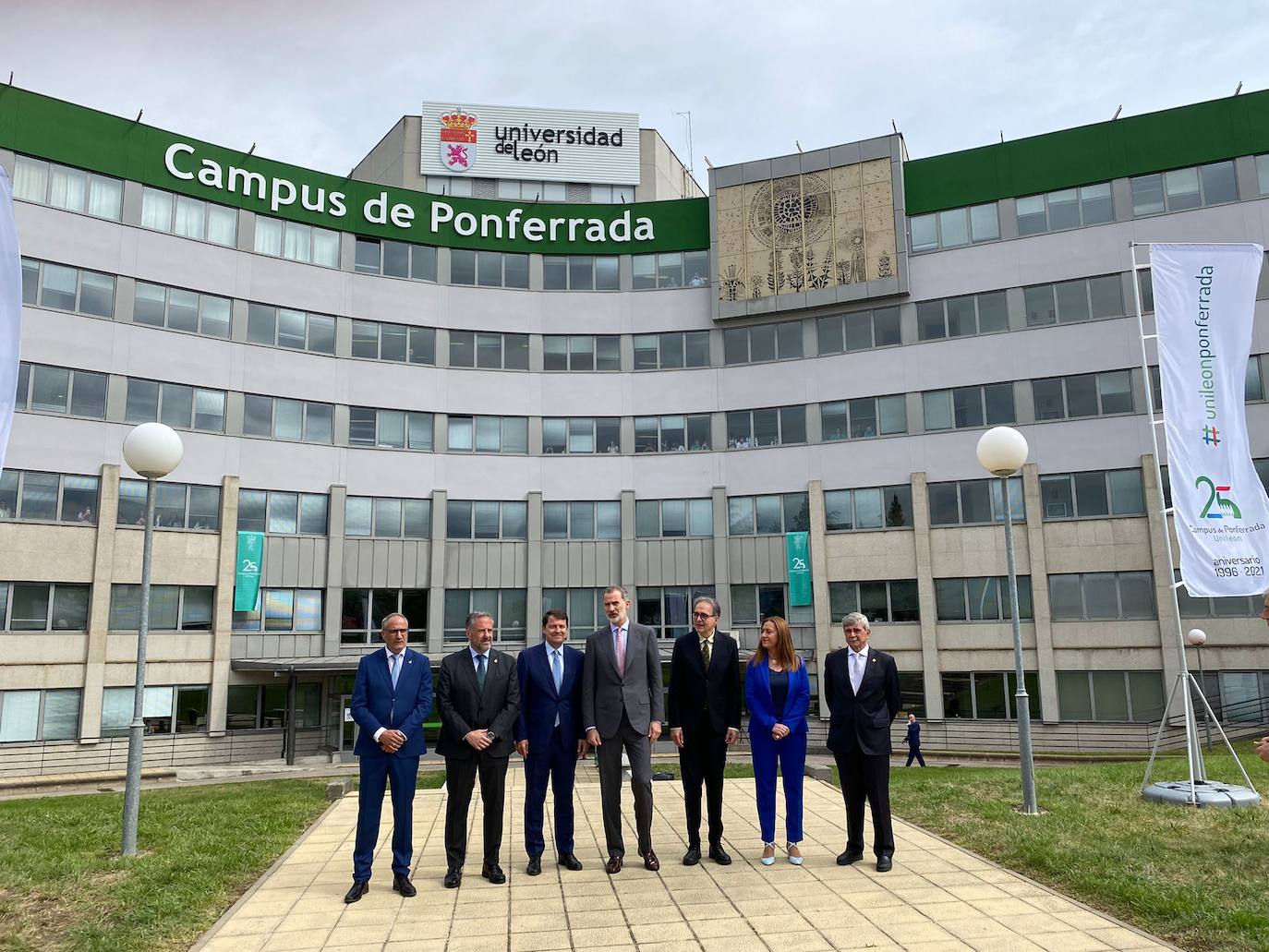 Felipe VI revivindica a El Bierzo en una visita histórica. El monarca llega a la capital del Bierzo 25 años después de que pisara la misma tierra como príncipe. El rey preside el acto de clausura del XXV Aniversario del Campus de Ponferrada de la Universidad de León.