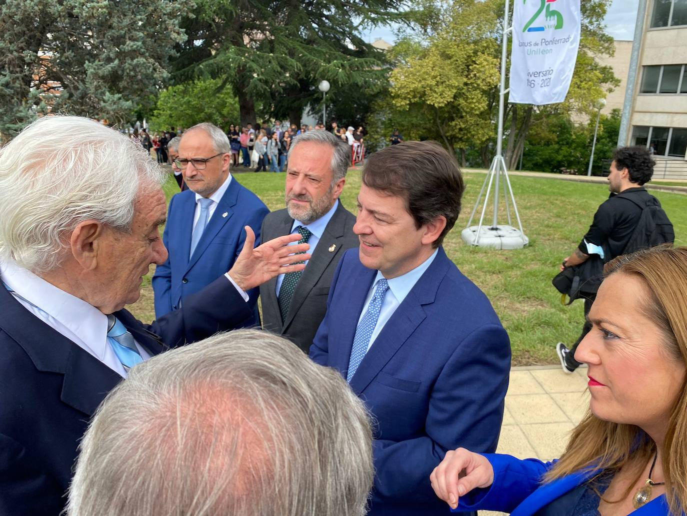 Felipe VI revivindica a El Bierzo en una visita histórica. El monarca llega a la capital del Bierzo 25 años después de que pisara la misma tierra como príncipe. El rey preside el acto de clausura del XXV Aniversario del Campus de Ponferrada de la Universidad de León.