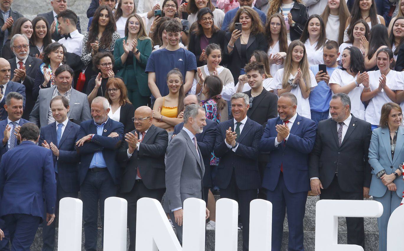 Felipe VI revivindica a El Bierzo en una visita histórica. El monarca llega a la capital del Bierzo 25 años después de que pisara la misma tierra como príncipe. El rey preside el acto de clausura del XXV Aniversario del Campus de Ponferrada de la Universidad de León.
