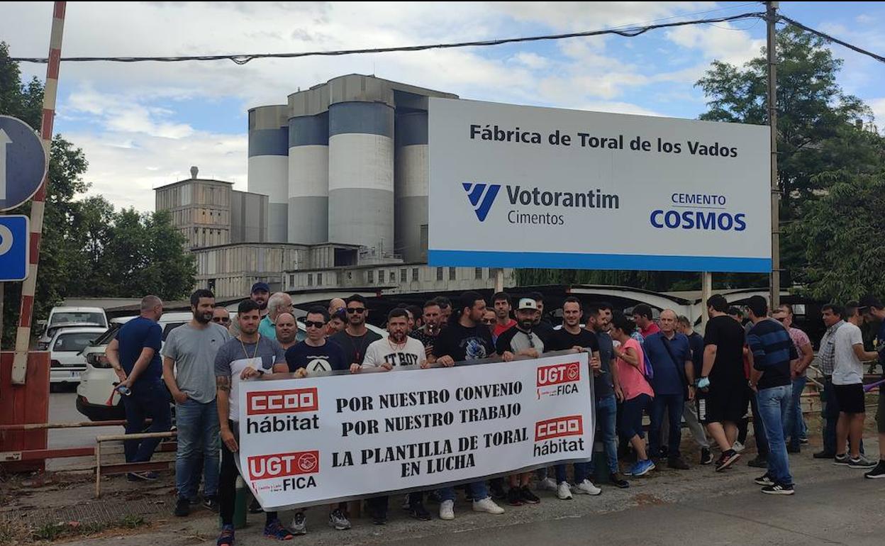 Protestas a las puertas de la fábrica de Toral.