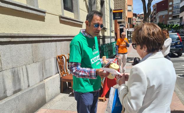 Galería. Entrega de información en una mesa petitoria.