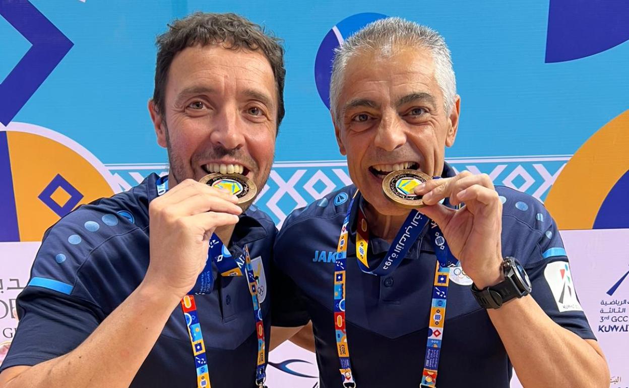 Diego Dorado e Isidoro Martínez posan con la medalla lograda con Kuwait.