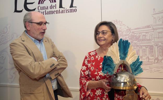 La concejala de Promoción Cultural sostiene un casco de legionario junto al arqueólogo municipal.