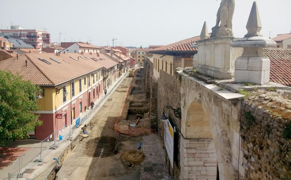 Vista aérea de los cubos aparecidos en la excavación arqueológica realizada en la calle Carreras de la capital leonesa.