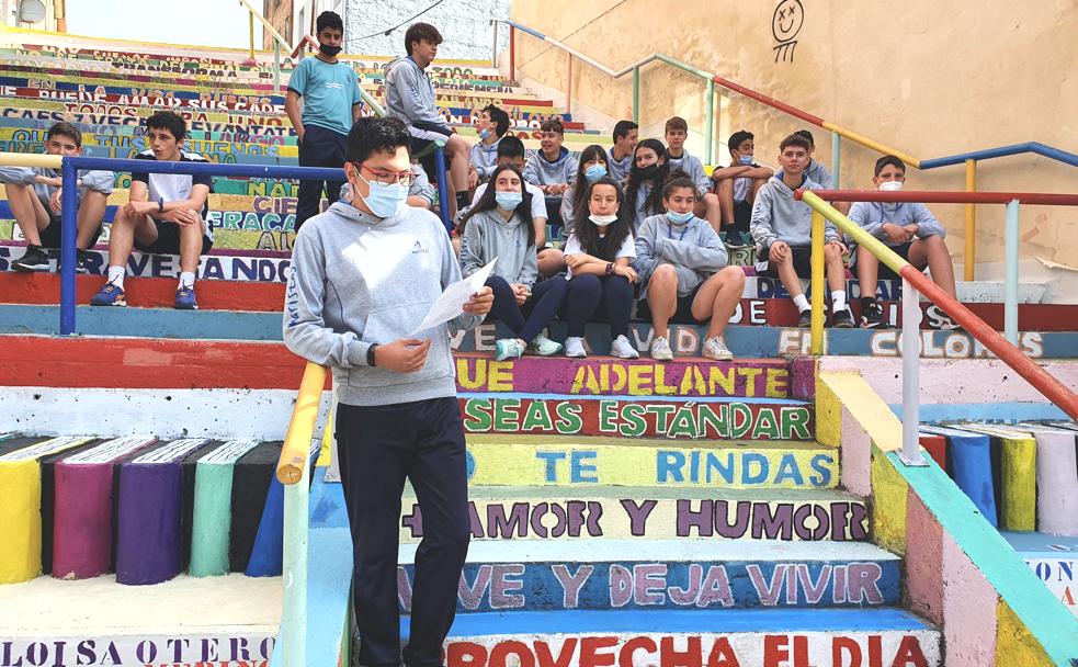 Los estudiantes del colegio Maristas San José vuelven a dar vida a la ciudad entonando versos del poeta leonés Toño Morala 