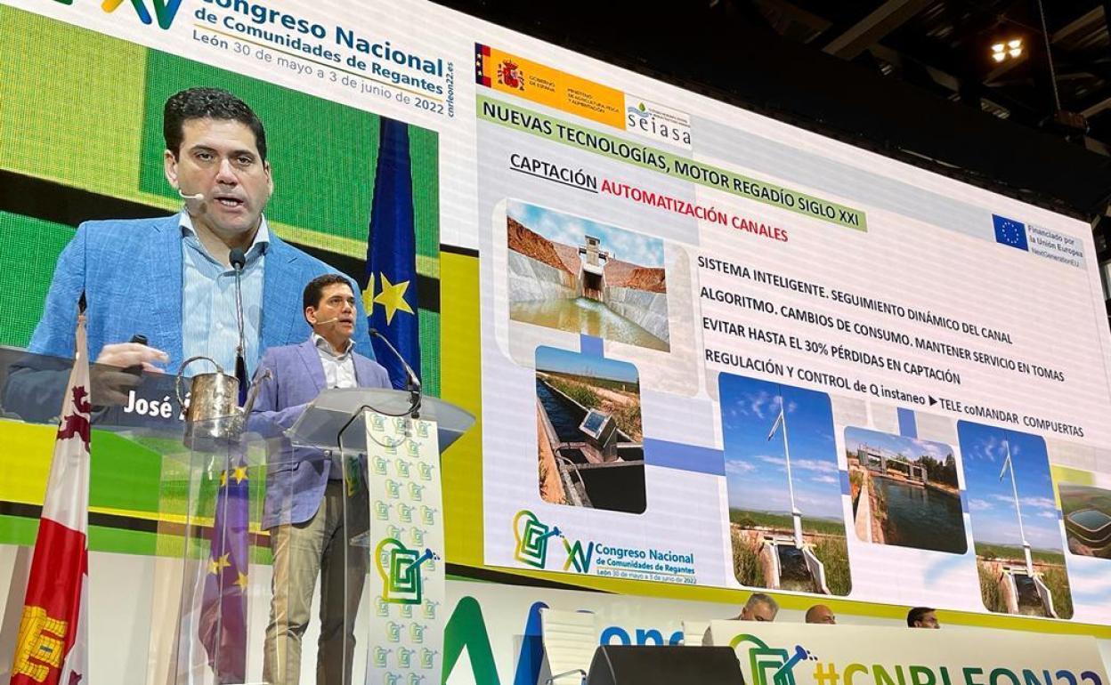 El subdirector de Obras y Explotación de SEIASA, José Ángel Hernández Redondo durante su intervención en el congreso nacional de regantes. 