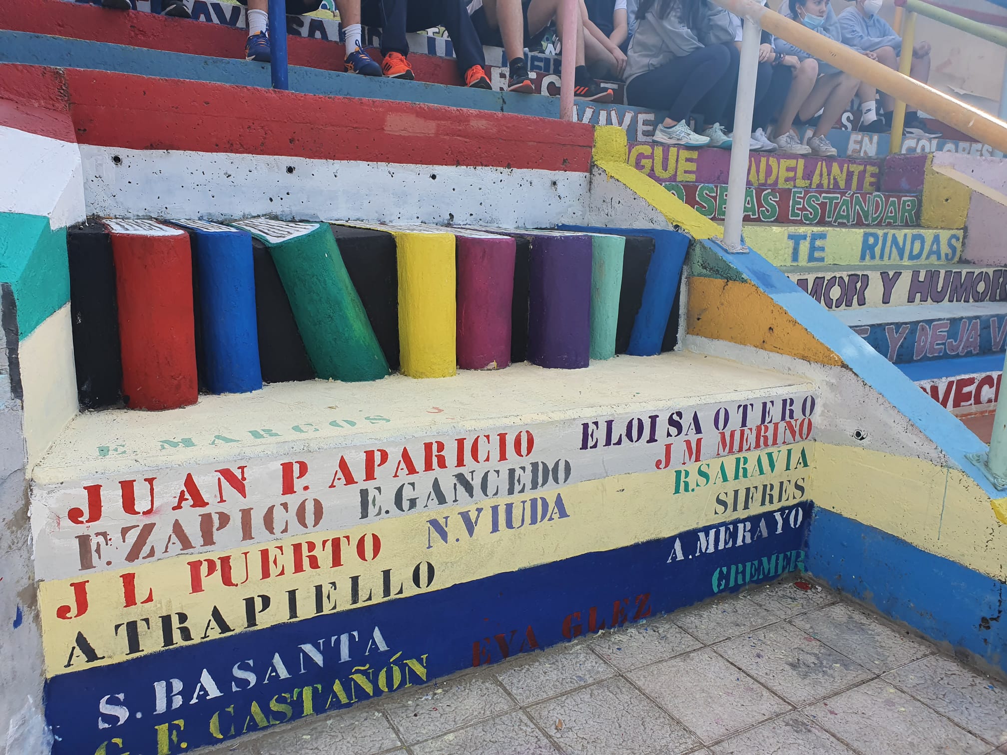 Los estudiantes del colegio Maristas San José vuelven a dar vida a la ciudad entonando versos del poeta leonés Toño Morala. 