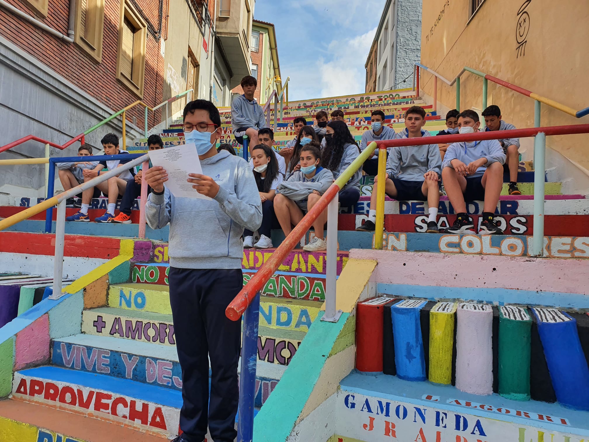 Los estudiantes del colegio Maristas San José vuelven a dar vida a la ciudad entonando versos del poeta leonés Toño Morala. 