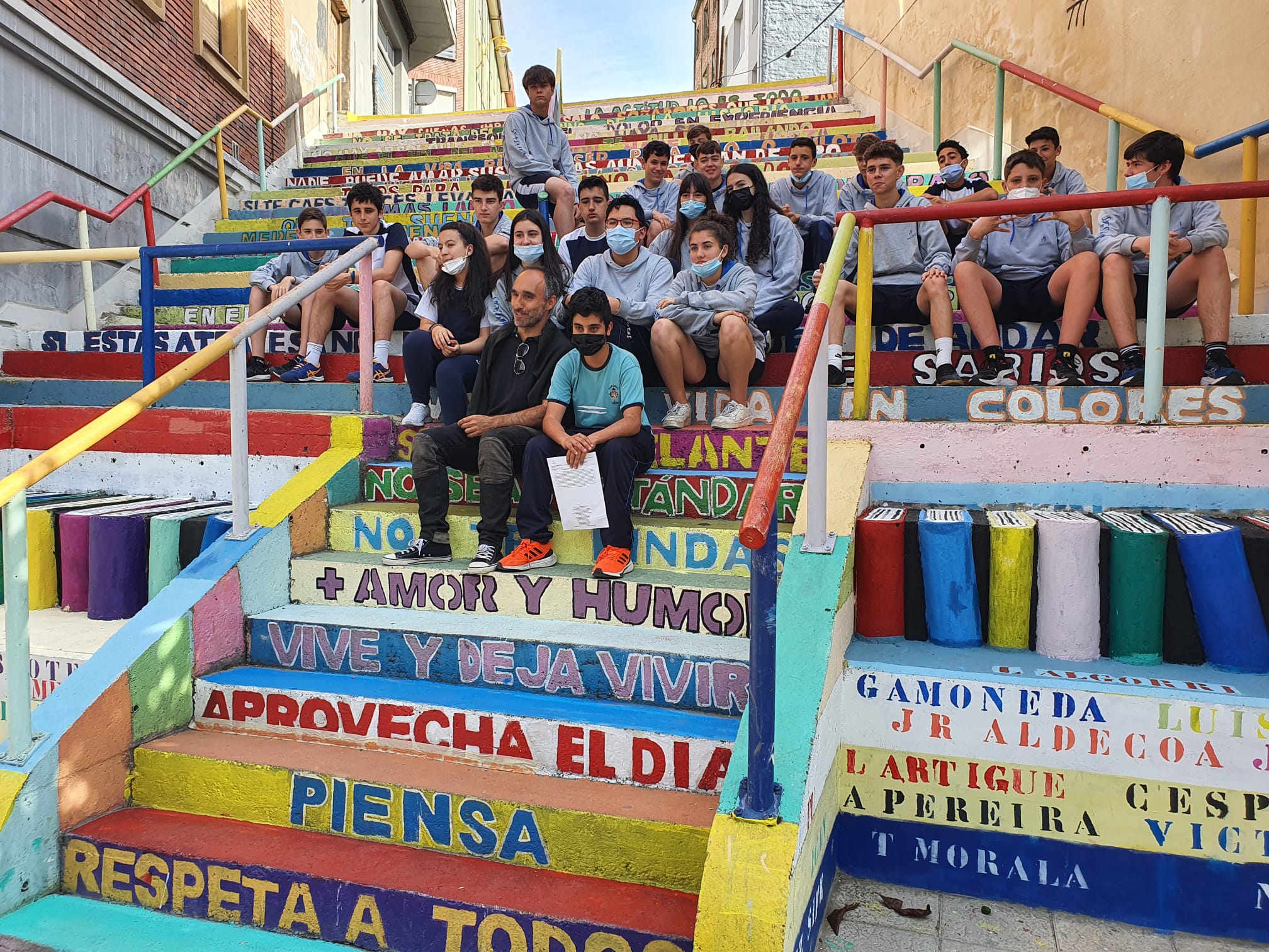 Los estudiantes del colegio Maristas San José vuelven a dar vida a la ciudad entonando versos del poeta leonés Toño Morala. 