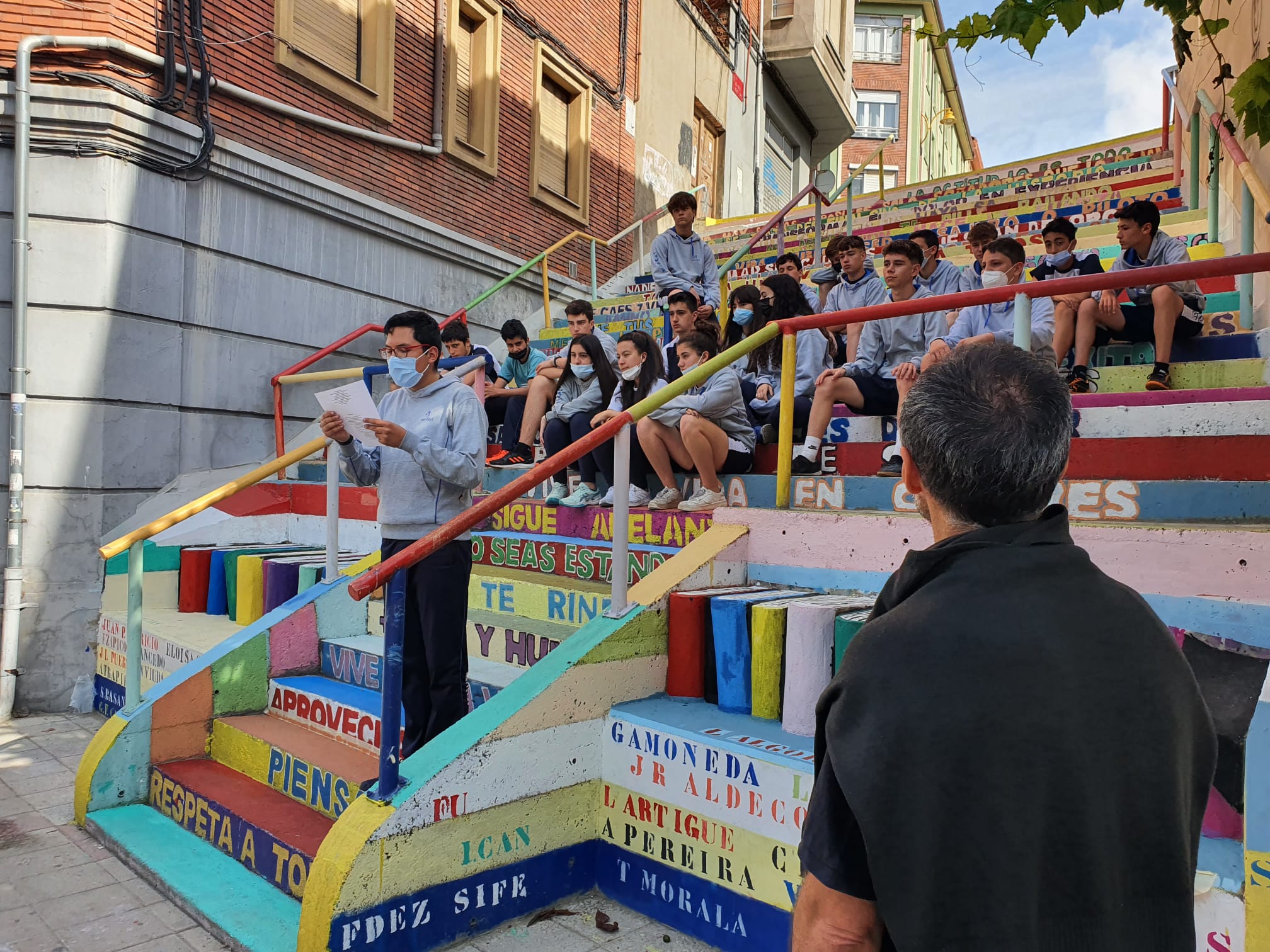 Los estudiantes del colegio Maristas San José vuelven a dar vida a la ciudad entonando versos del poeta leonés Toño Morala. 