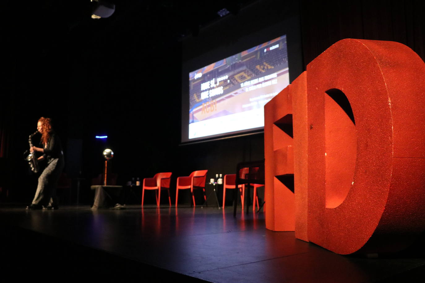 La experiencia FID rinde homenaje a los integrantes del Baloncesto León en el Teatro San Francisco. 