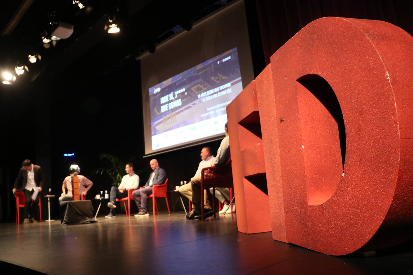 La experiencia FID rinde homenaje a los integrantes del Baloncesto León en el Teatro San Francisco. 