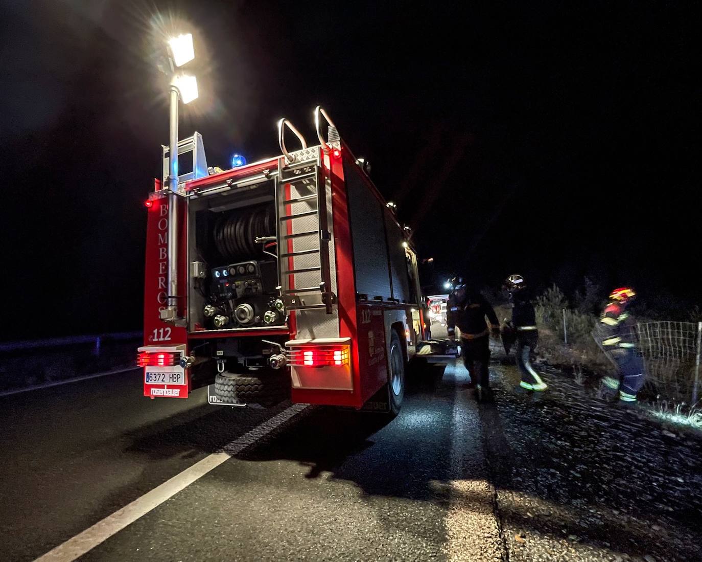 Imágenes del accidente en Rioseco de Tapia donde fue necesaria la intervención de Bomberos. 