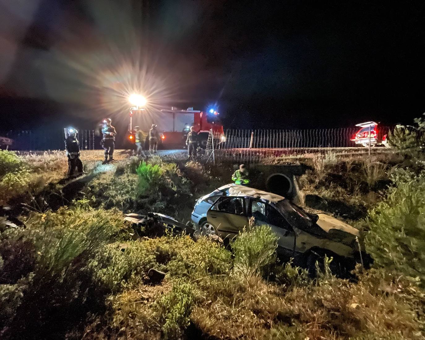 Imágenes del accidente en Rioseco de Tapia donde fue necesaria la intervención de Bomberos. 