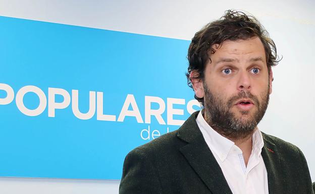 Javier Santiago Vélez, presidente del PP de León, durante una rueda de prensa. 