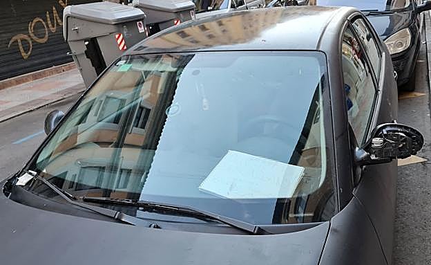 Imagen del vehículo estacionado en Gil y Carrasco, con la sanción y el mensaje en su parabrisas. 