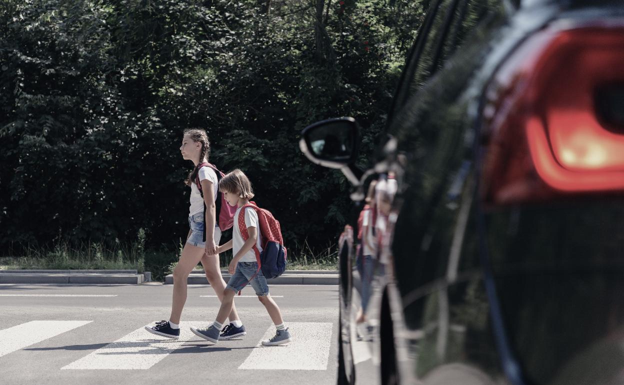 Niños cruzando paso de cebra.