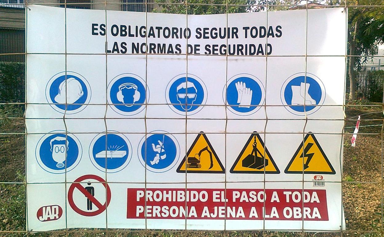 Imagen de un cartel de prevención laboral en una zona de obras. 