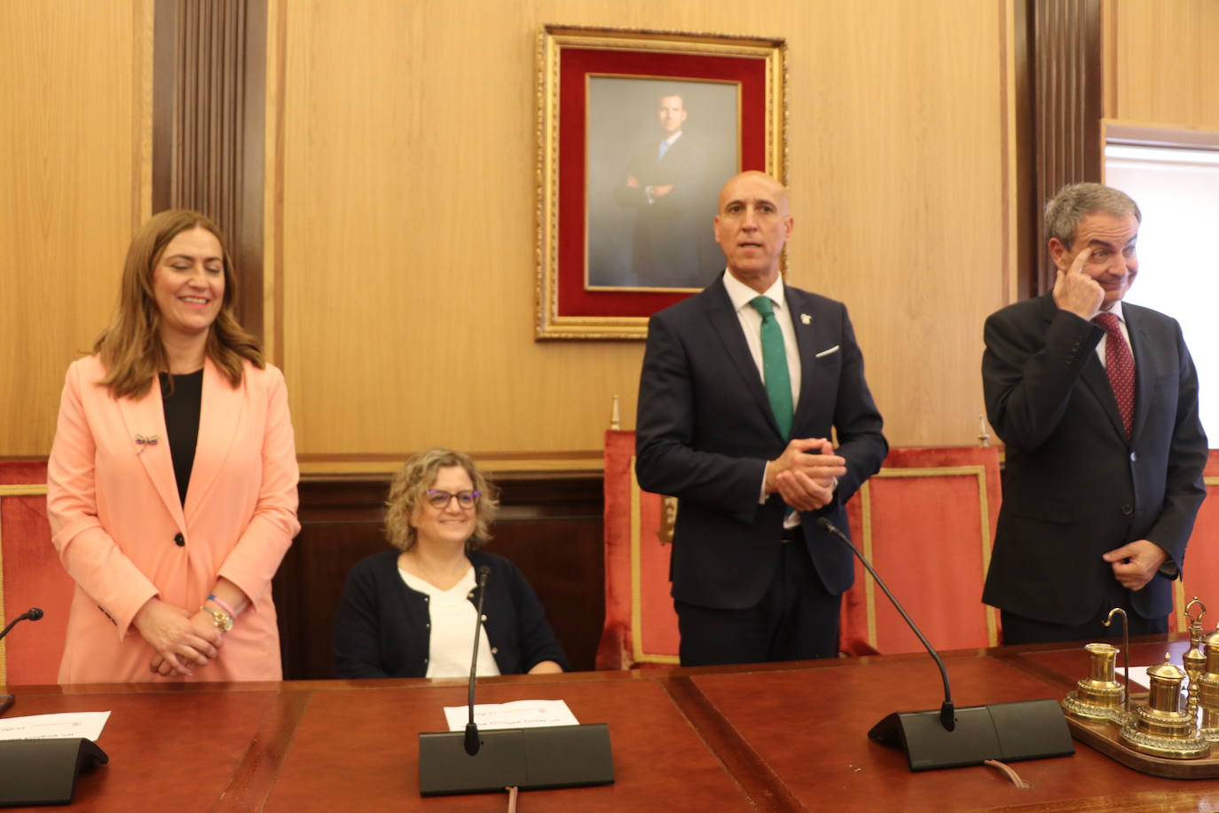 Exposición en el Ayuntamiento de León de Cermi Mujeres y las situaciones vividas en el confinamiento con personas con discpacidad en residencias.