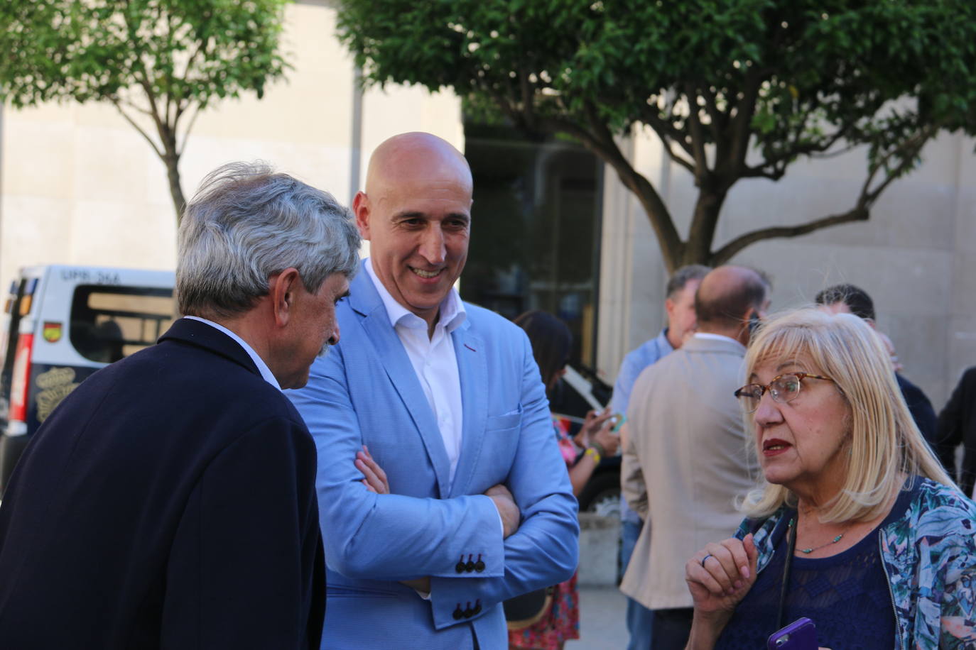 El IES Juan del Enzina acoge la puesta de largo de 'Ven y mira', un libro de los periodistas Esther Bajo y Joaquín Revuelta que recupera la historia del Cine Club Universitario de León | José Luis Rodríguez Zapatero firma el prólogo de un libro que permite «saborear la amistad y el amor»