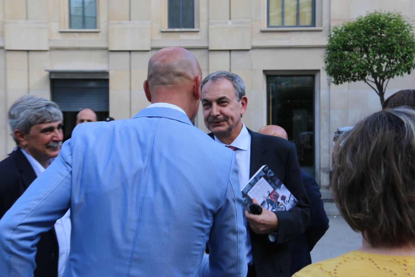 El IES Juan del Enzina acoge la puesta de largo de 'Ven y mira', un libro de los periodistas Esther Bajo y Joaquín Revuelta que recupera la historia del Cine Club Universitario de León | José Luis Rodríguez Zapatero firma el prólogo de un libro que permite «saborear la amistad y el amor»