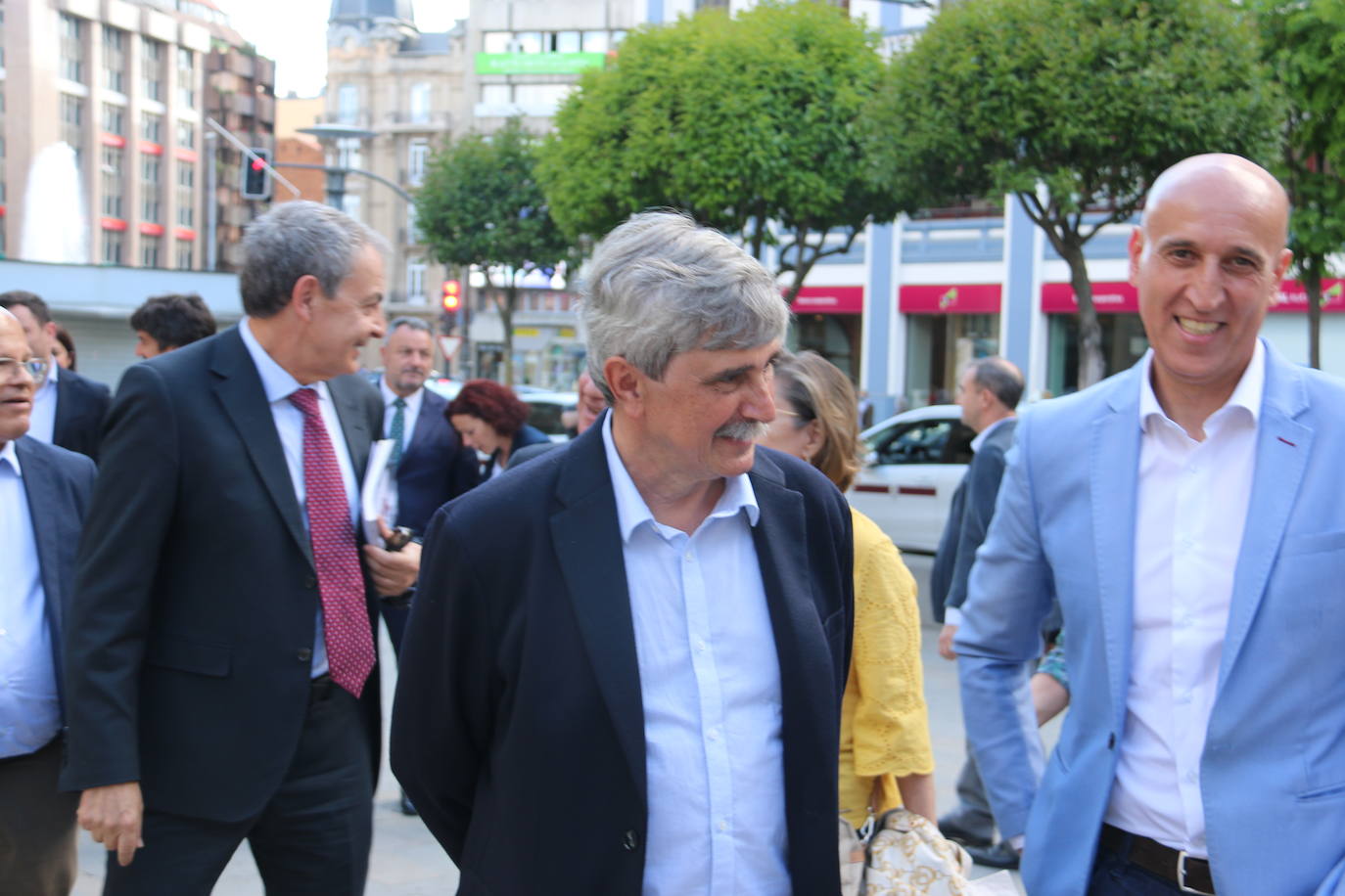 El IES Juan del Enzina acoge la puesta de largo de 'Ven y mira', un libro de los periodistas Esther Bajo y Joaquín Revuelta que recupera la historia del Cine Club Universitario de León | José Luis Rodríguez Zapatero firma el prólogo de un libro que permite «saborear la amistad y el amor»