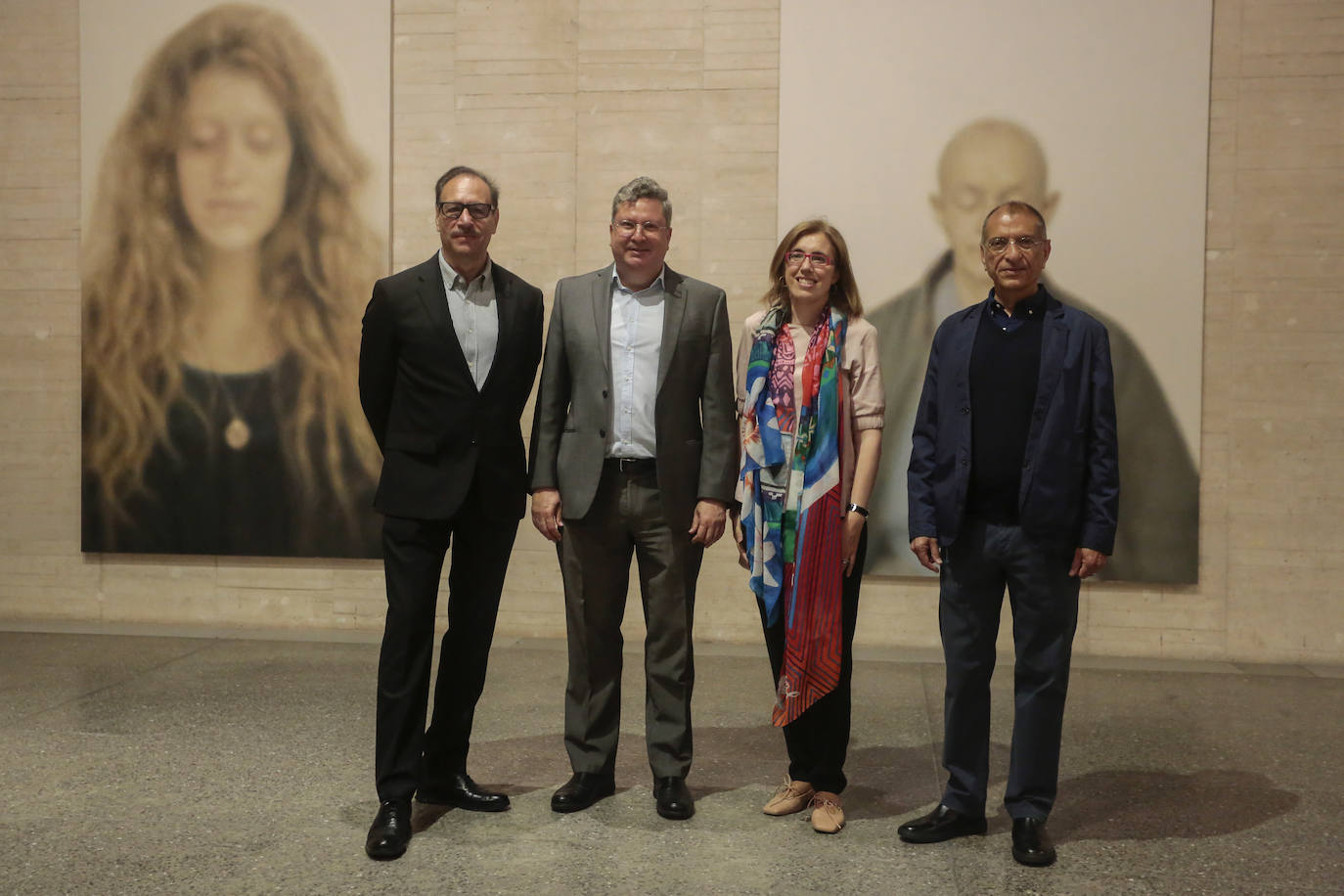 La directora General de Políticas Culturales, Inmaculada Martínez, y el director del Museo de Arte Contemporáneo de Castilla y León, Álvaro Rodríguez Fominaya, presentan la exposición 'Y.Z. Kami: De forma silenciosa / In a Silent Way' junto a su comisario, Steven Henry Madoff.