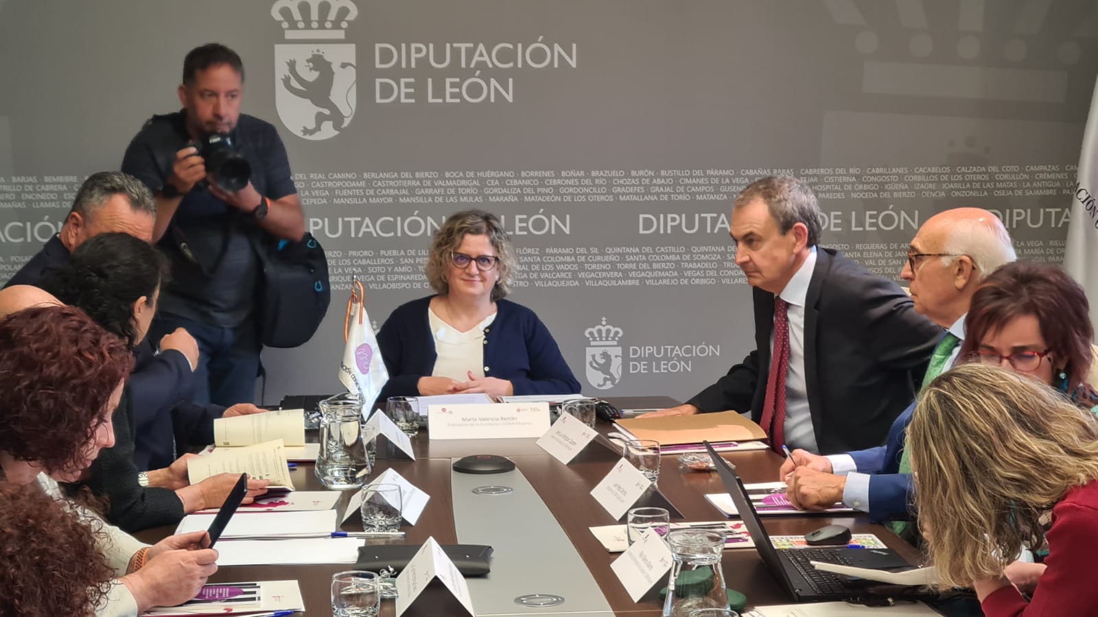 Fotos: Zapatero preside la reunión de Cermi Mujeres en León