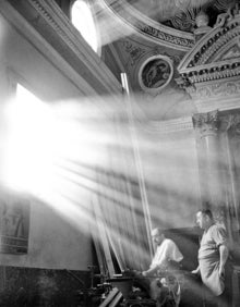 Imagen secundaria 2 - Campesinos de Albalatee de Cinca, de Micaelis (arriba). La case de CNT en un edificio del centro de Barcelona (Michaelis) y una Iglesia convertida en carpintería, de kati Horna, 