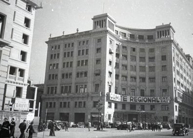 Imagen secundaria 1 - Campesinos de Albalatee de Cinca, de Micaelis (arriba). La case de CNT en un edificio del centro de Barcelona (Michaelis) y una Iglesia convertida en carpintería, de kati Horna, 