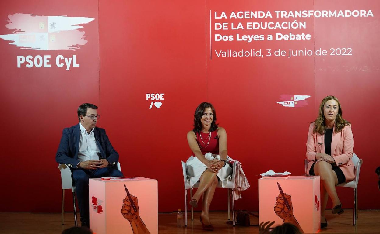 La vicesecretaria general del PSCyL, Virginia Barcones; la secretaria de Educación y Formación Profesional del PSOE y portavoz de Educación en el Congreso de los Diputados, María Luz Martínez Seijo; y el secretario de Ciencia y Universidades de la CEA del PSOE de Castilla y León y portavoz de Educación en las Cortes, Fernando Pablos, participaron este viernes en Valladolid en una jornada.