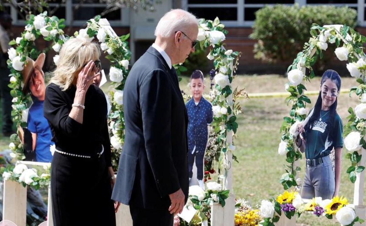 Biden y su esposa, Jill, en el colegio Robb Elementary, de Uvalde (Texas). 