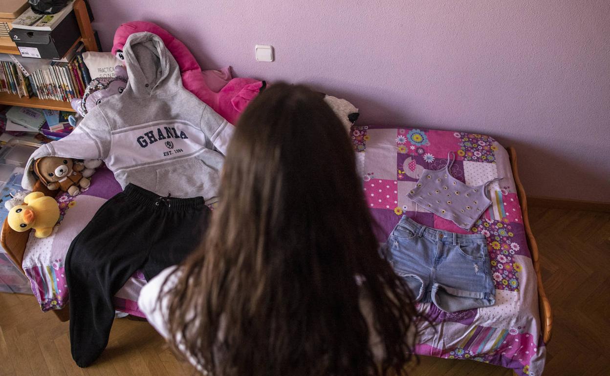 Una adolescente, en su habitación.