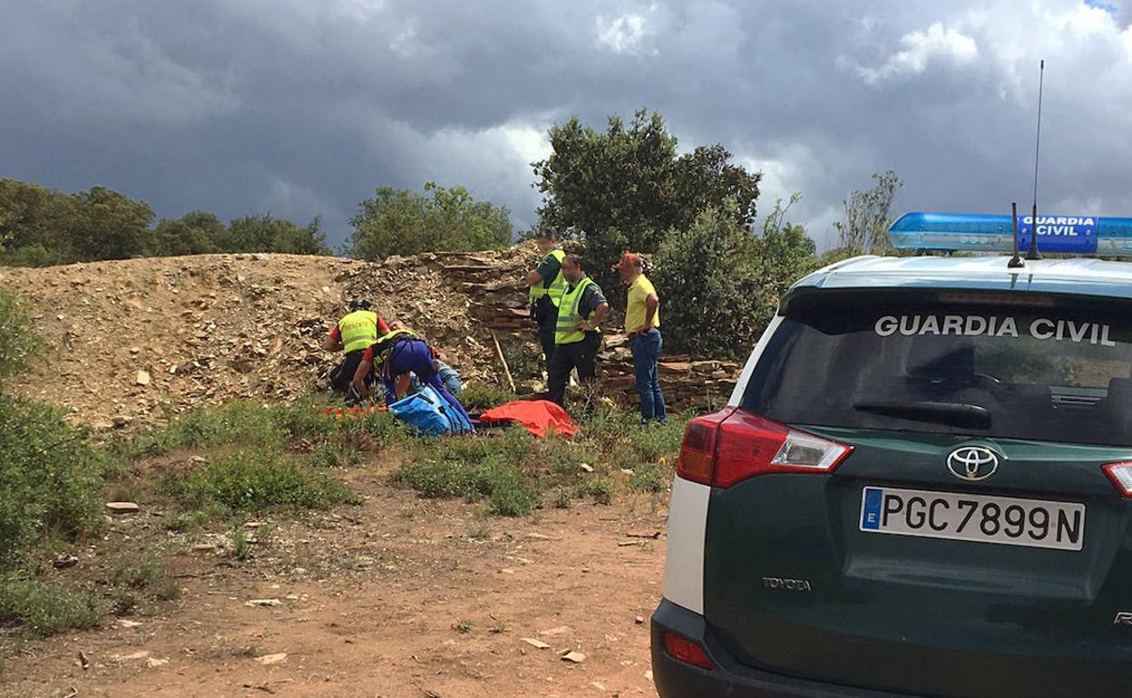 Instante del rescate a atención a la persona herida en Quintana del Marco.