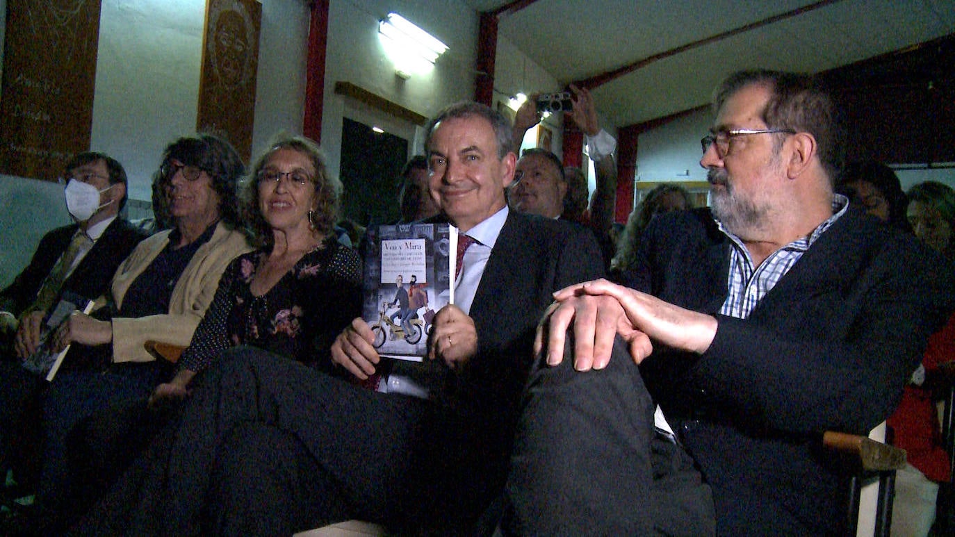 José Luis Rodríguez Zapatero posa junto al libro. A su lado, los autores, Esther Bajo y Joaquín Revuelta.