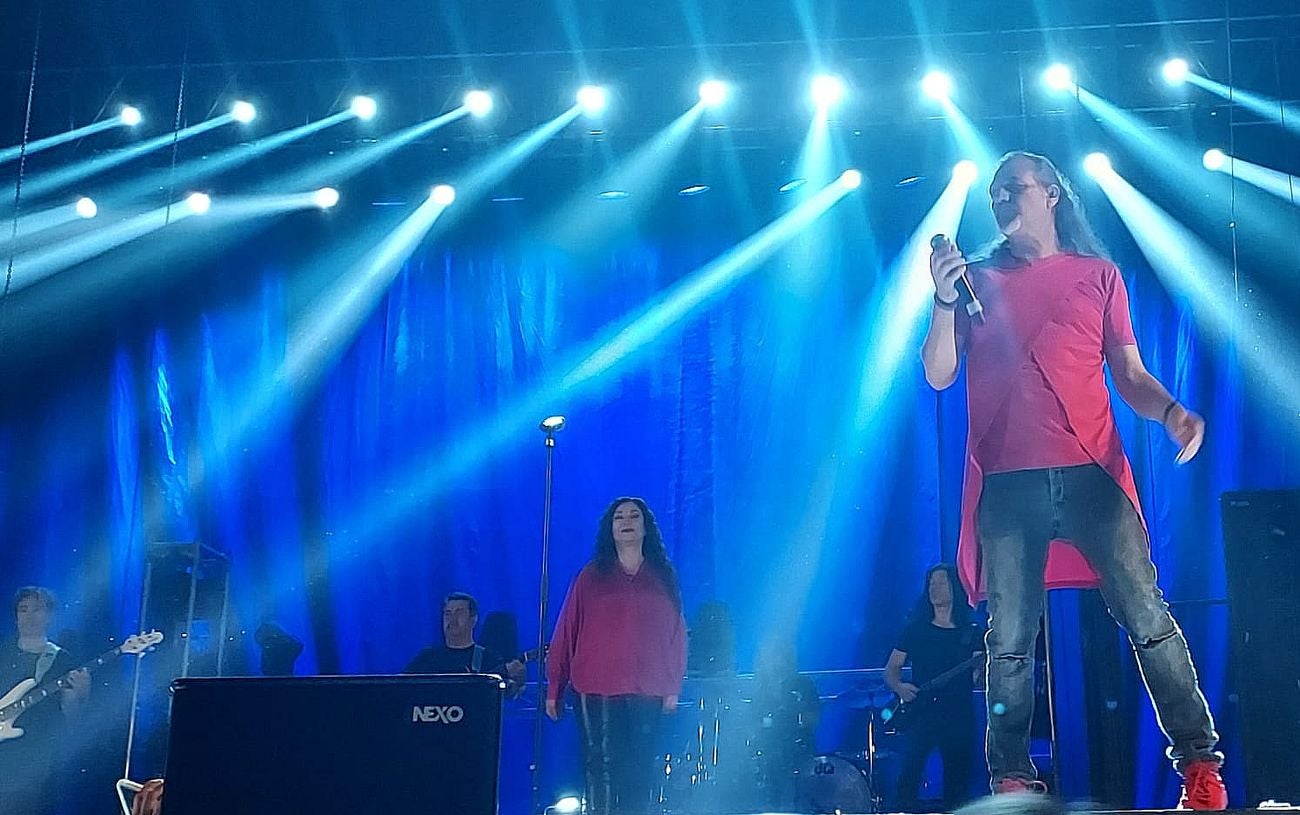 El concierto del grupo madrileño en el 'León Arena' cita a miles de personas en medio de un caos que se inició en la apertura de puertas con más de dos horas de retraso. El concierto, programado para las nueve de la noche comenzó pasadas las once con innumerables problemas técnicos. 