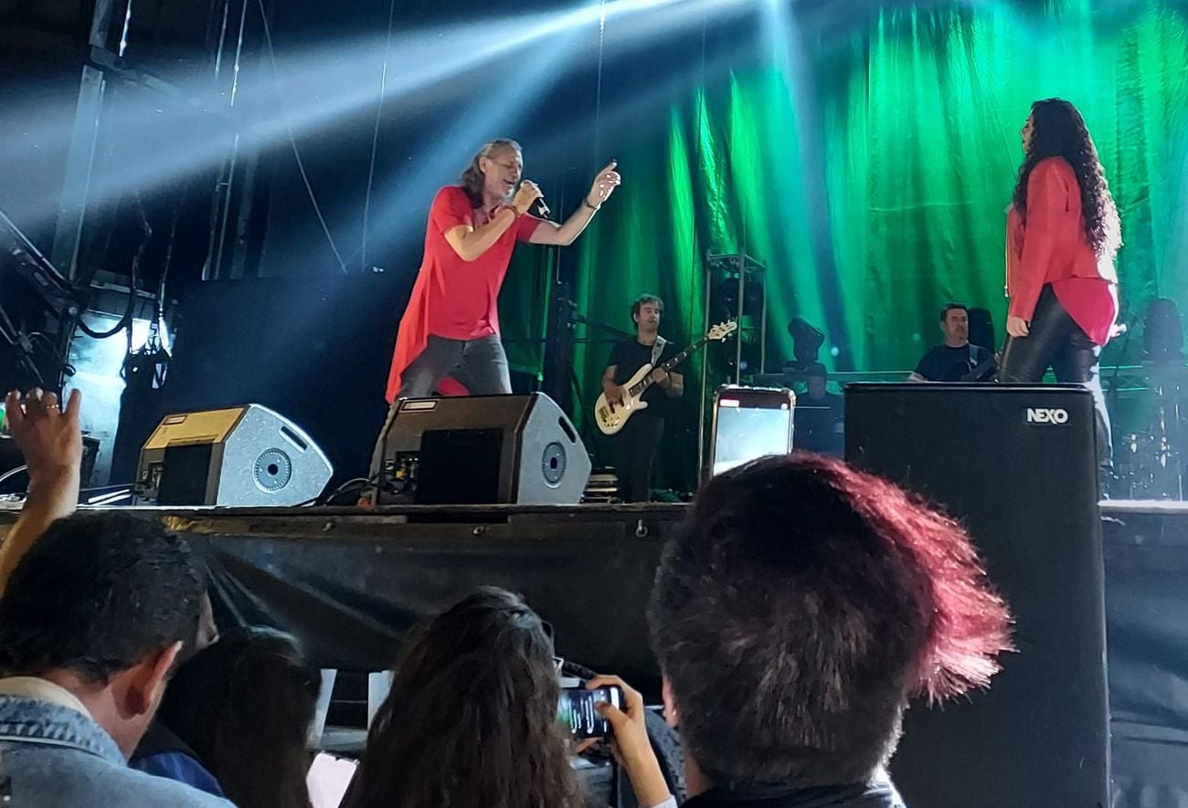 El concierto del grupo madrileño en el 'León Arena' cita a miles de personas en medio de un caos que se inició en la apertura de puertas con más de dos horas de retraso. El concierto, programado para las nueve de la noche comenzó pasadas las once con innumerables problemas técnicos. 